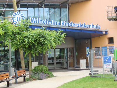 915016 Gezicht op de entree van het Wilhelmina Kinderziekenhuis (WKZ, Lundlaan 6) op het Utrecht Science Park, met ...